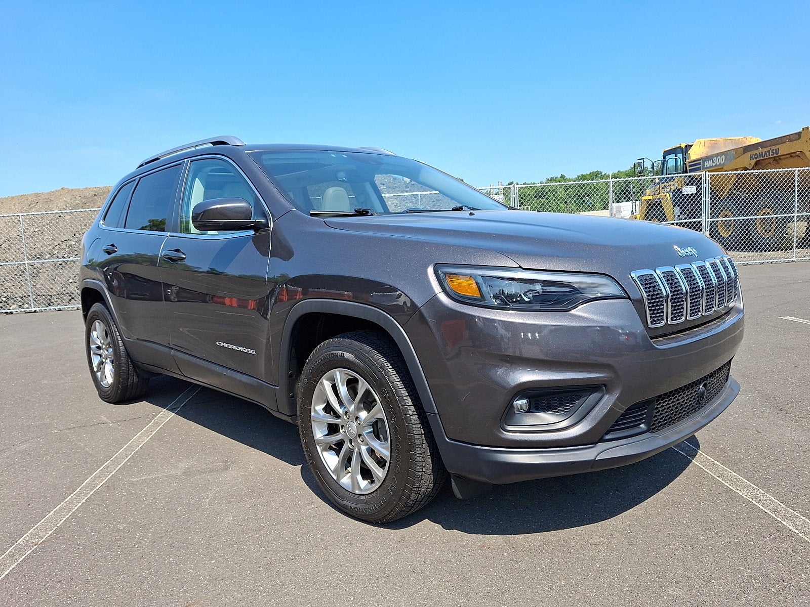 2021 Jeep Cherokee Latitude Lux 4x4 in Sting-Gray Clearcoat — front three-quarter view