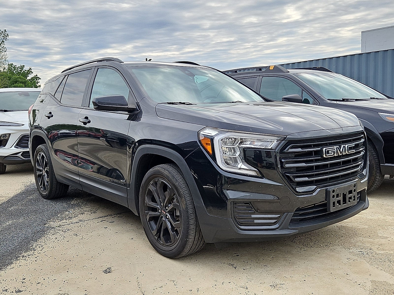 2022 GMC Terrain SLE in Ebony Twilight Metallic — front three-quarter view