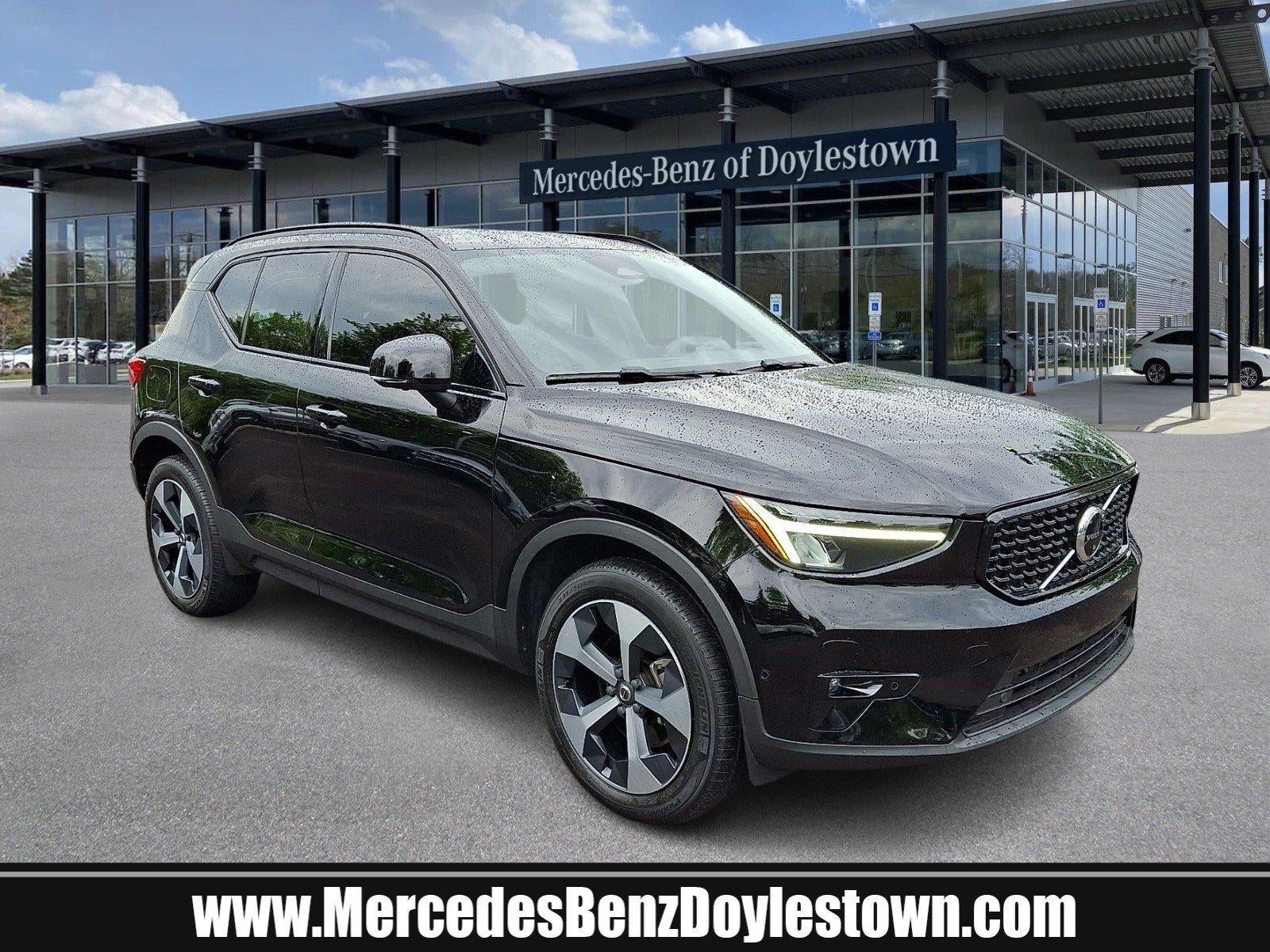 2023 Volvo XC40 B5 AWD Plus Dark Theme in Black Stone — front three-quarter view